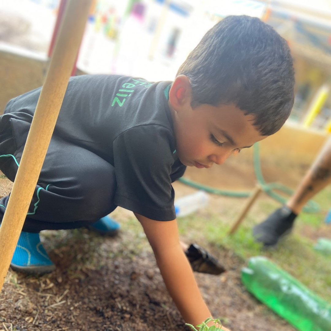 A Educação Infantil do Colégio Porto Feliz, em Cotia, São Paulo, é destinada a crianças de até 5 anos e tem como objetivo o desenvolvimento integral dos aspectos físico, psicológico, intelectual e social dos alunos, com a participação ativa da família para facilitar a integração plena na comunidade. Esse nível de ensino é dividido em três fases: Maternal II, Pré I e Pré II, proporcionando uma base sólida para o aprendizado e o desenvolvimento saudável das crianças.