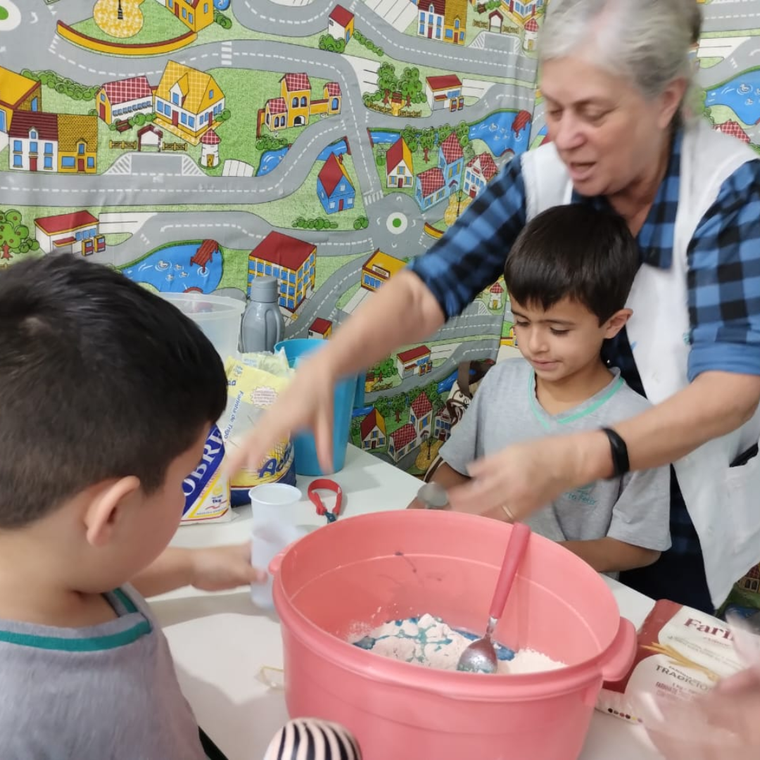 No 1º ao 5º ano do ensino fundamental do Colégio Porto Feliz, em Cotia, São Paulo, os alunos aprimoram suas habilidades de “aprender a aprender”. Esse período é fundamental para o desenvolvimento da leitura, escrita e raciocínio lógico, além de promover a compreensão sobre o ambiente natural e social, a tecnologia, as artes e os valores humanos. A proposta pedagógica do Colégio Porto Feliz visa proporcionar uma aprendizagem significativa, onde os estudantes adquirem competências e habilidades essenciais para sua formação integral.