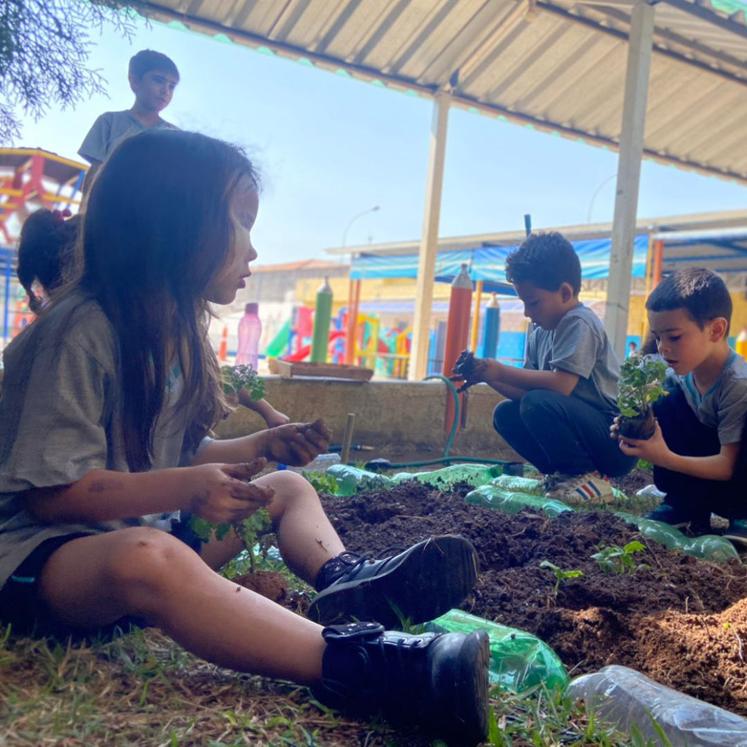 A Educação Infantil do Colégio Porto Feliz, em Cotia, São Paulo, é destinada a crianças de até 5 anos e tem como objetivo o desenvolvimento integral dos aspectos físico, psicológico, intelectual e social dos alunos, com a participação ativa da família para facilitar a integração plena na comunidade. Esse nível de ensino é dividido em três fases: Maternal II, Pré I e Pré II, proporcionando uma base sólida para o aprendizado e o desenvolvimento saudável das crianças.