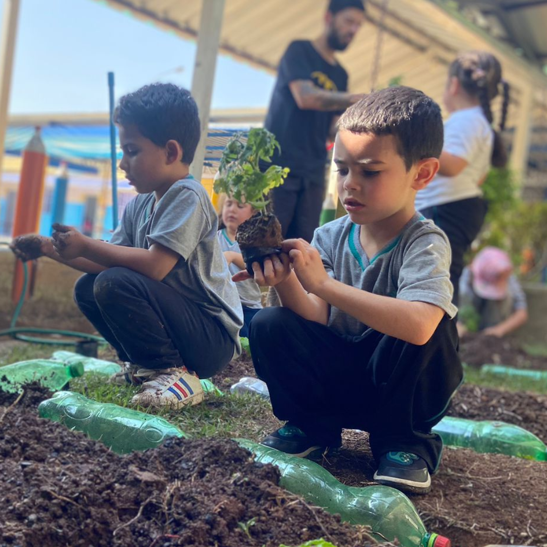 A Educação Infantil do Colégio Porto Feliz, em Cotia, São Paulo, é destinada a crianças de até 5 anos e tem como objetivo o desenvolvimento integral dos aspectos físico, psicológico, intelectual e social dos alunos, com a participação ativa da família para facilitar a integração plena na comunidade. Esse nível de ensino é dividido em três fases: Maternal II, Pré I e Pré II, proporcionando uma base sólida para o aprendizado e o desenvolvimento saudável das crianças.