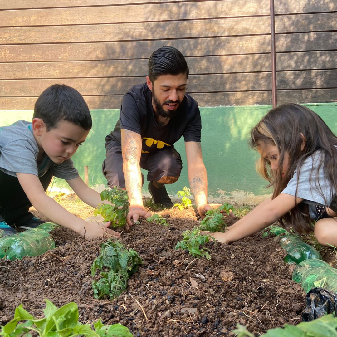 A Educação Infantil do Colégio Porto Feliz, em Cotia, São Paulo, é destinada a crianças de até 5 anos e tem como objetivo o desenvolvimento integral dos aspectos físico, psicológico, intelectual e social dos alunos, com a participação ativa da família para facilitar a integração plena na comunidade. Esse nível de ensino é dividido em três fases: Maternal II, Pré I e Pré II, proporcionando uma base sólida para o aprendizado e o desenvolvimento saudável das crianças.