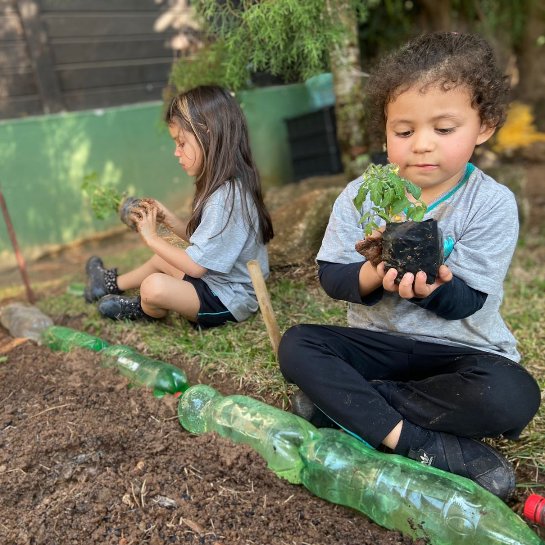 A Educação Infantil do Colégio Porto Feliz, em Cotia, São Paulo, é destinada a crianças de até 5 anos e tem como objetivo o desenvolvimento integral dos aspectos físico, psicológico, intelectual e social dos alunos, com a participação ativa da família para facilitar a integração plena na comunidade. Esse nível de ensino é dividido em três fases: Maternal II, Pré I e Pré II, proporcionando uma base sólida para o aprendizado e o desenvolvimento saudável das crianças.