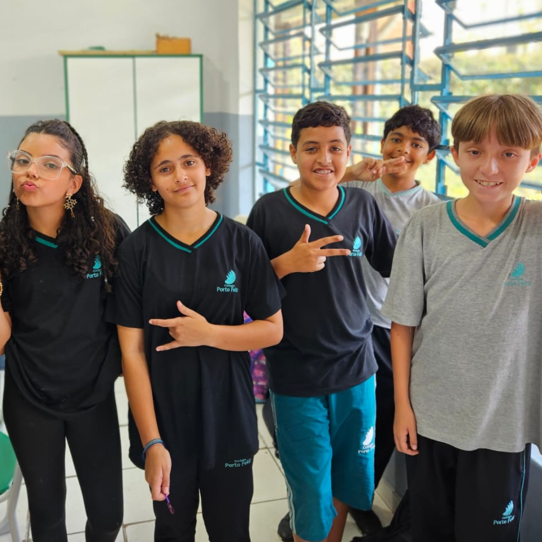 No Ensino Fundamental II, do 6º ao 9º ano, no Colégio Porto Feliz em Cotia, São Paulo, os alunos ampliam seus conhecimentos com uma grade curricular diversificada e novas atividades que incentivam o desenvolvimento de habilidades essenciais. Nessa fase, é promovida a autonomia no hábito de estudo sistemático, implantado desde as séries iniciais, fortalecendo a responsabilidade, a autoconfiança e preparando os estudantes para os próximos desafios acadêmicos e pessoais.